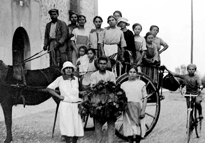 historia bodega ribas, vendimiadores frente a la casa